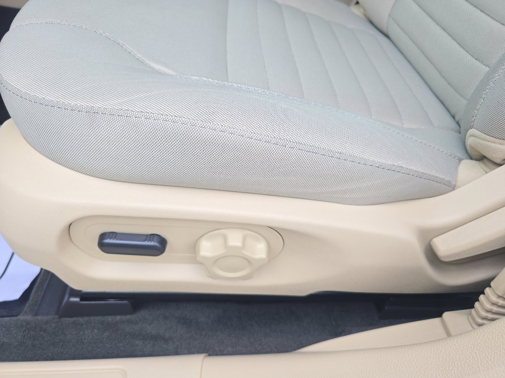 Used 2013 Ford Taurus SE FWD image 18