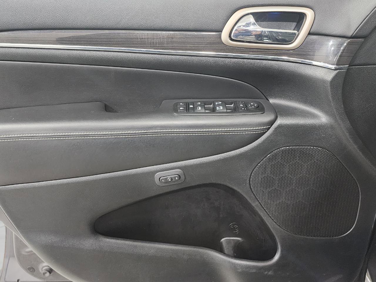 Used 2015 Jeep Grand Cherokee Overland w/ Advanced Technology Group image 22