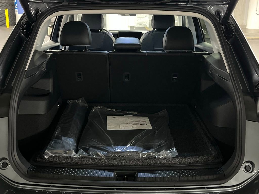 New 2025 Volkswagen Tiguan SE image 38