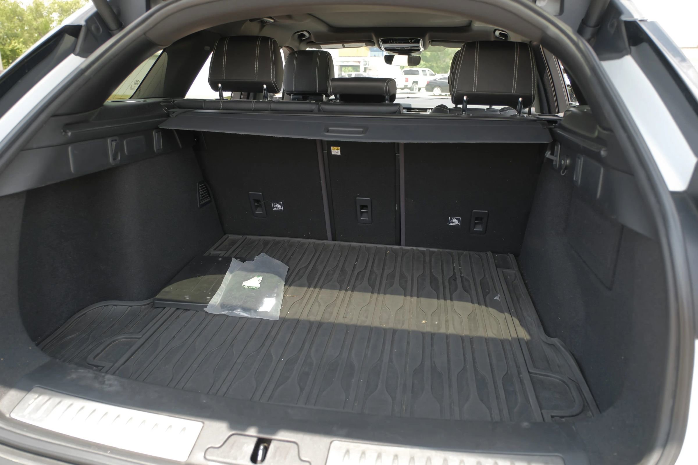 Used 2018 Land Rover Range Rover Velar R-Dynamic SE image 46