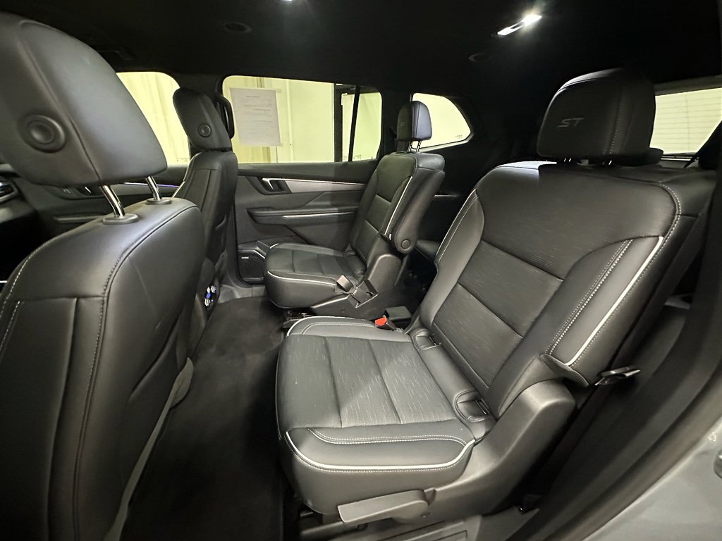 Used 2025 Buick Enclave Sport Touring image 17
