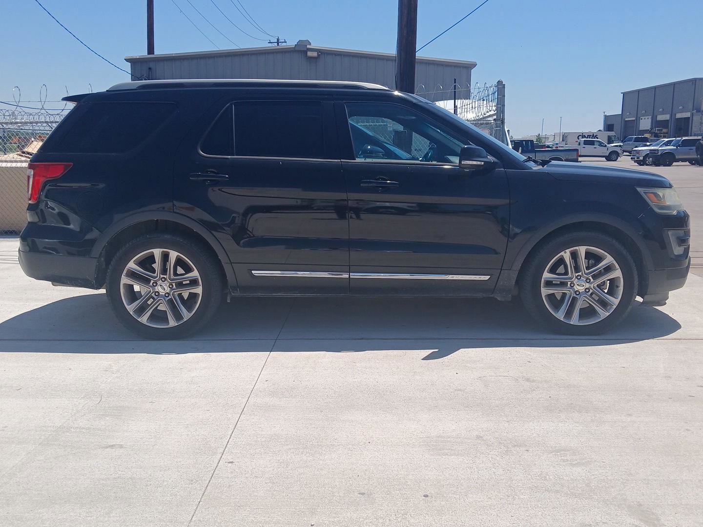 Used 2017 Ford Explorer XLT w/ Equipment Group 202A FWD image 6