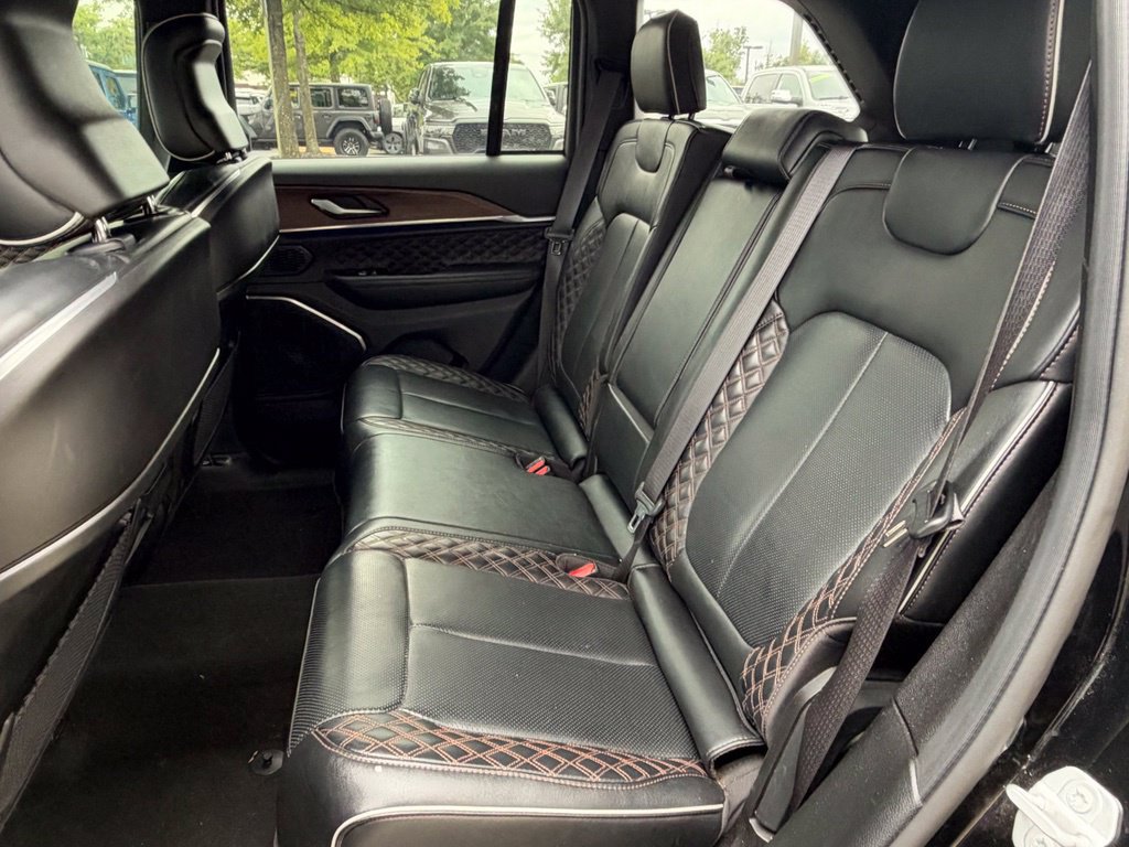 Used 2025 Jeep Grand Cherokee Summit AWD/4WD image 17