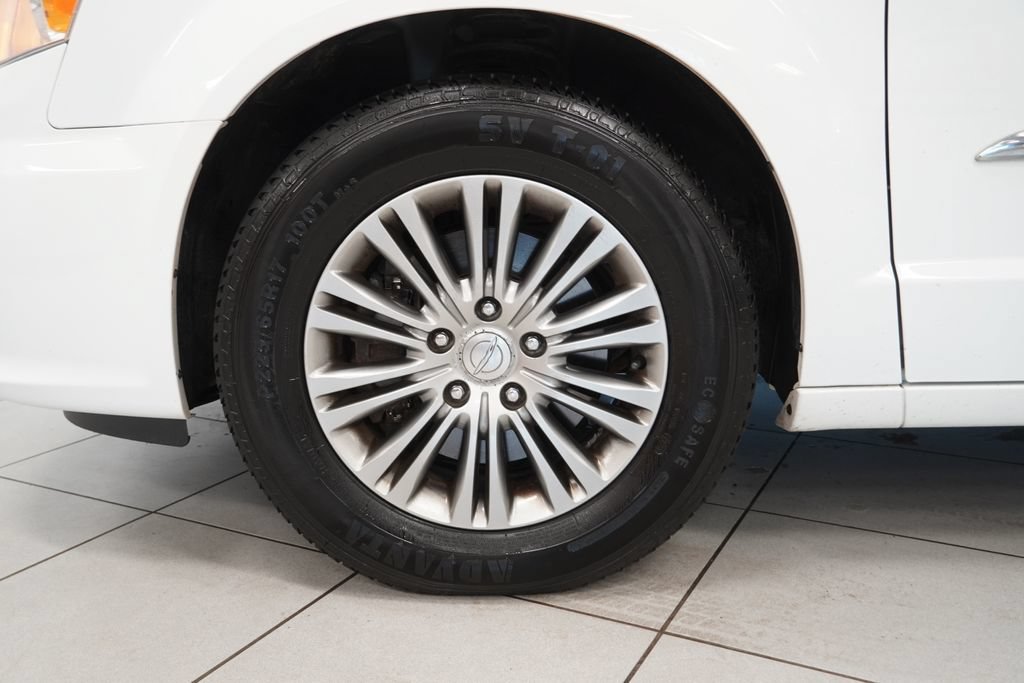 Used 2014 Chrysler Town & Country Touring-L FWD image 17