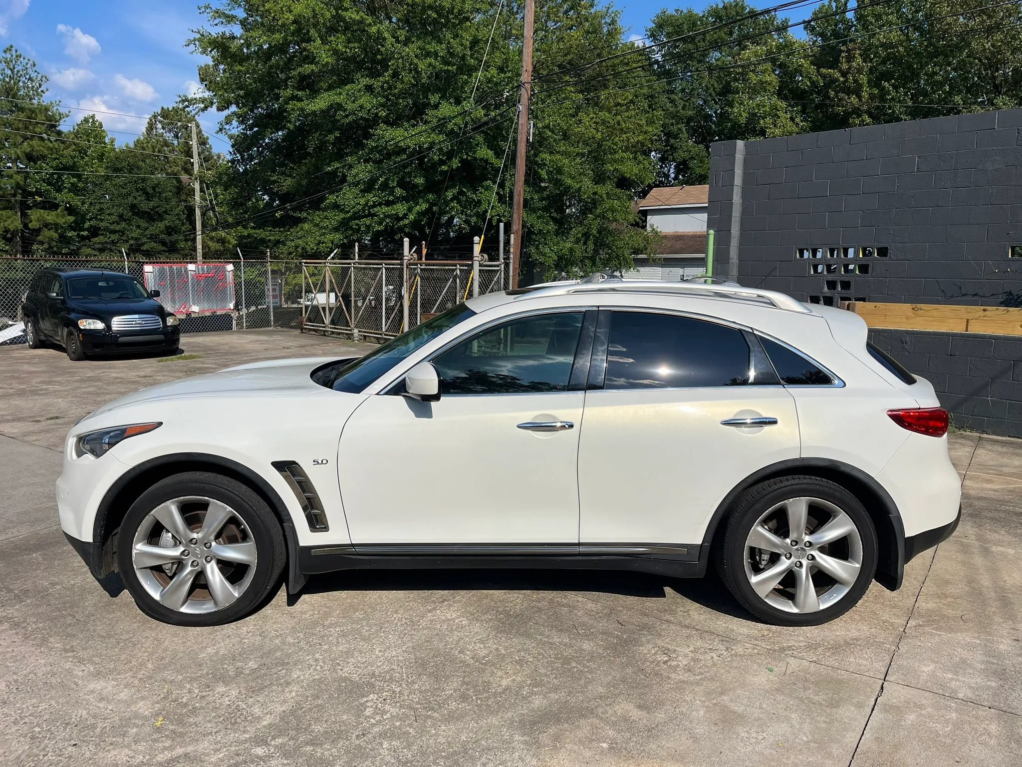 Used 2014 INFINITI QX70 AWD w/ Sport Technology Package image 3
