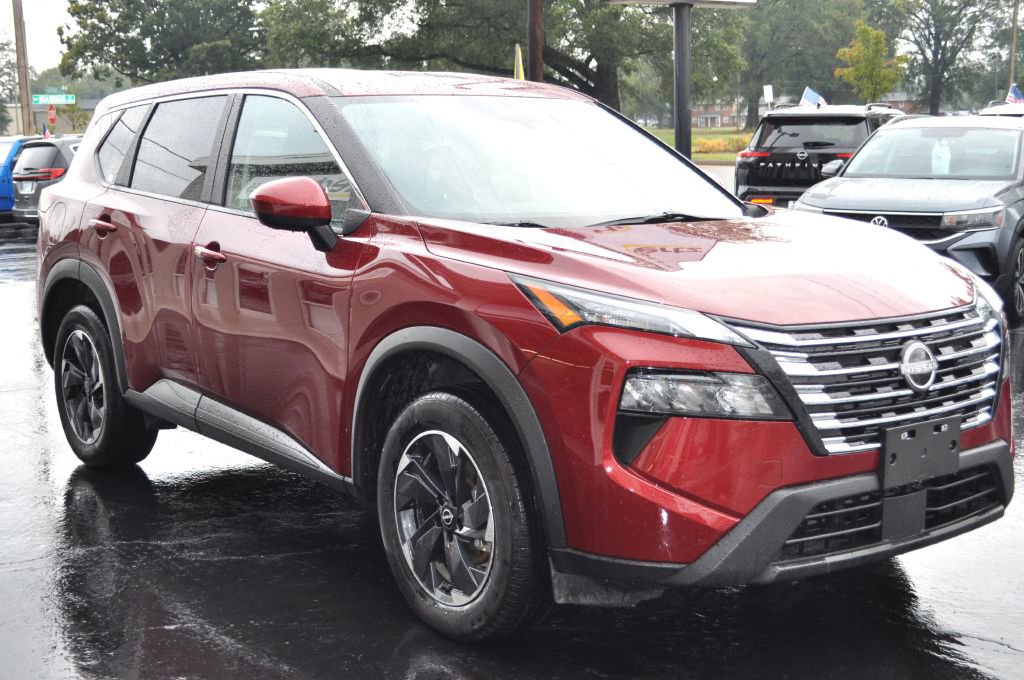 Used 2024 Nissan Rogue SV image 2