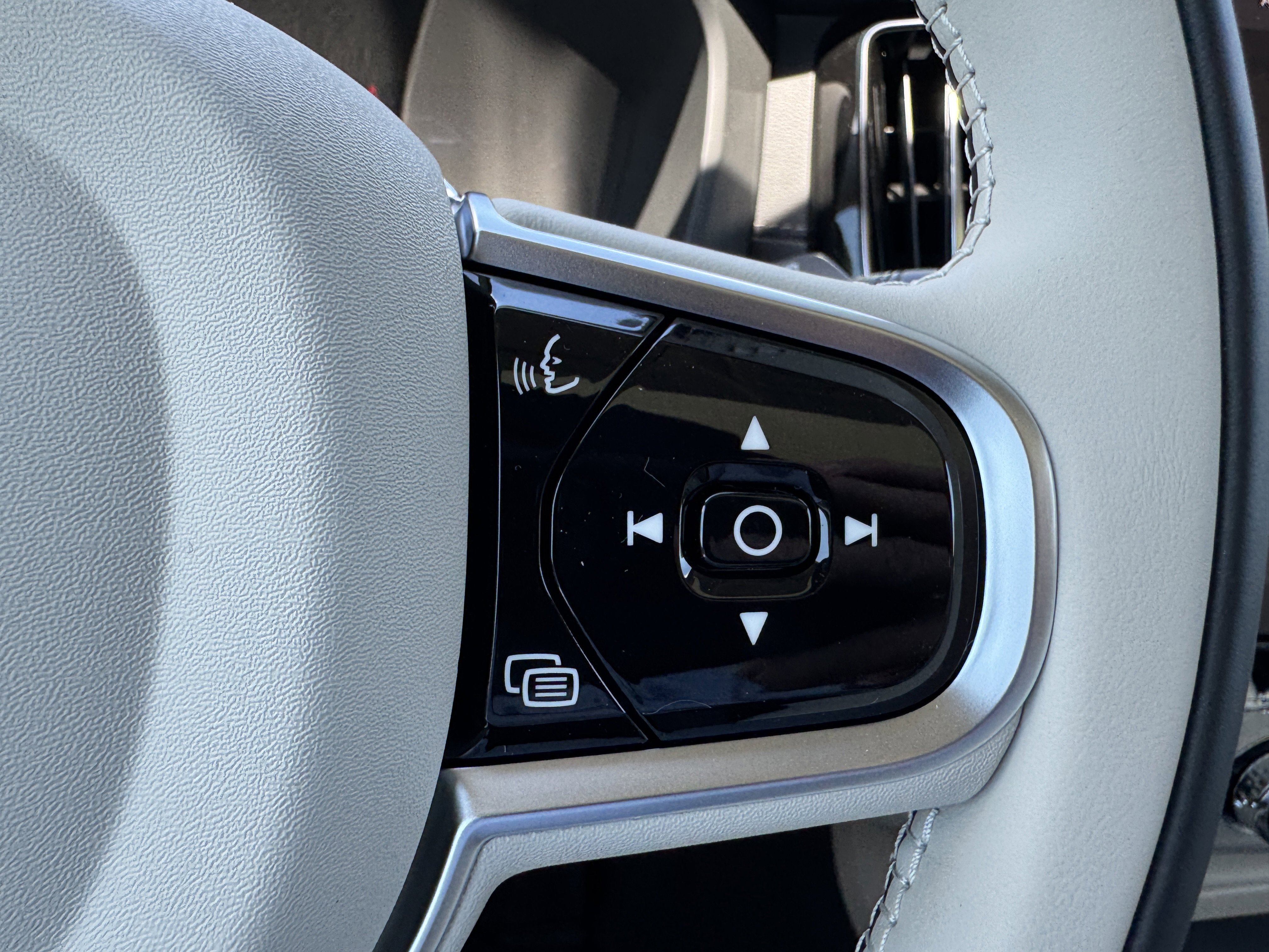 New 2026 Volvo XC60 B5 Ultra w/ Protection Package image 28