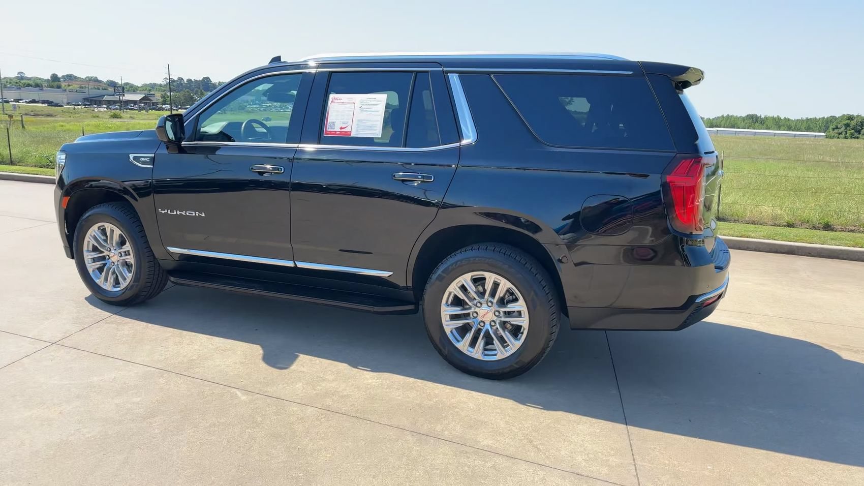 Used 2024 GMC Yukon SLT AWD/4WD image 7