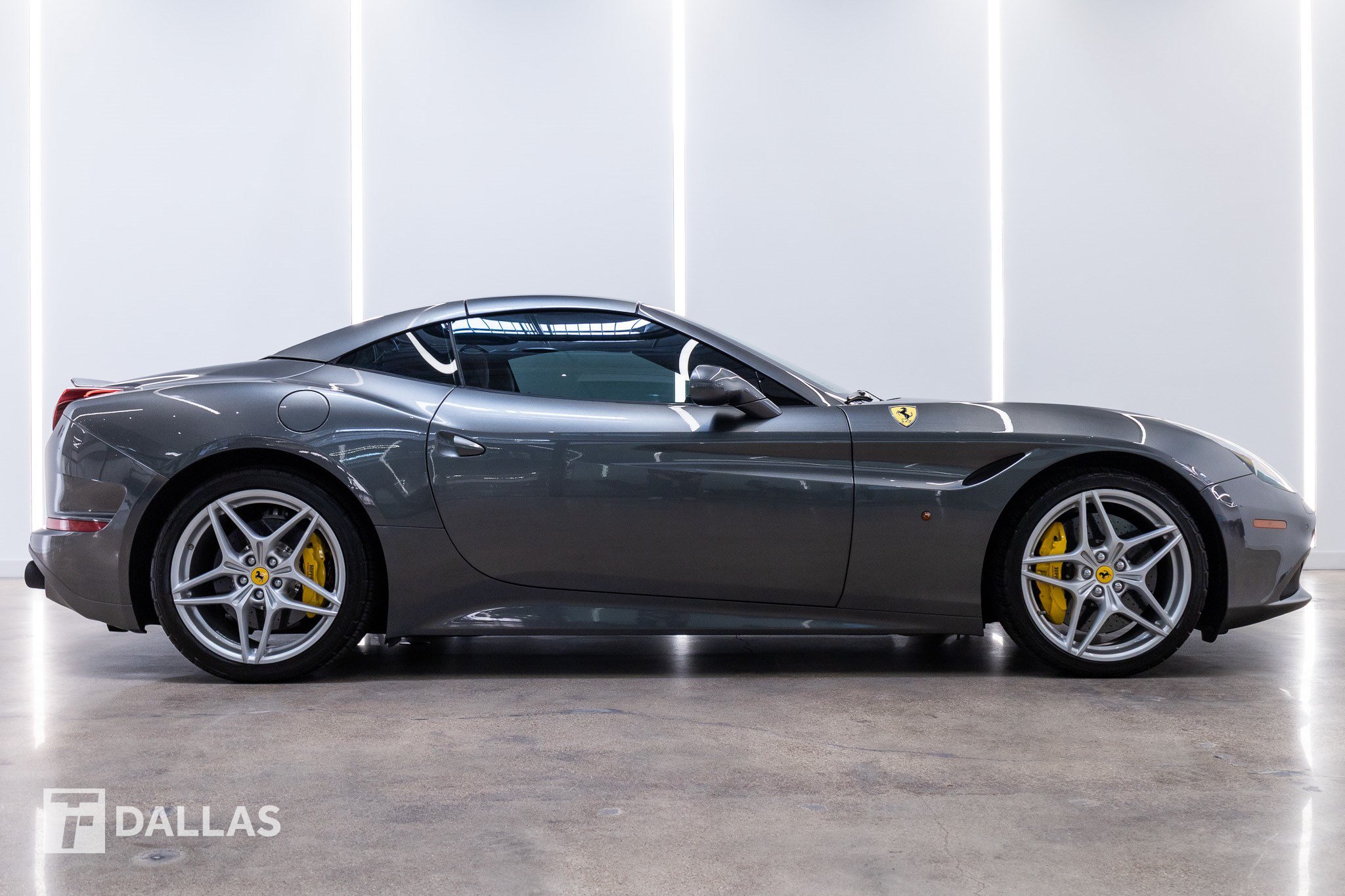 Used 2017 Ferrari California T RWD image 20