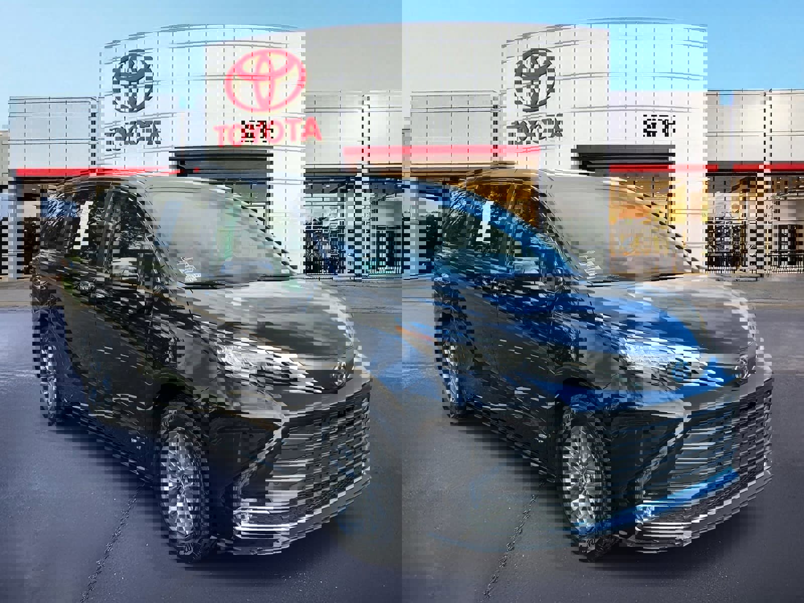 Used 2021 Toyota Sienna XLE w/ XLE Plus Package image 3