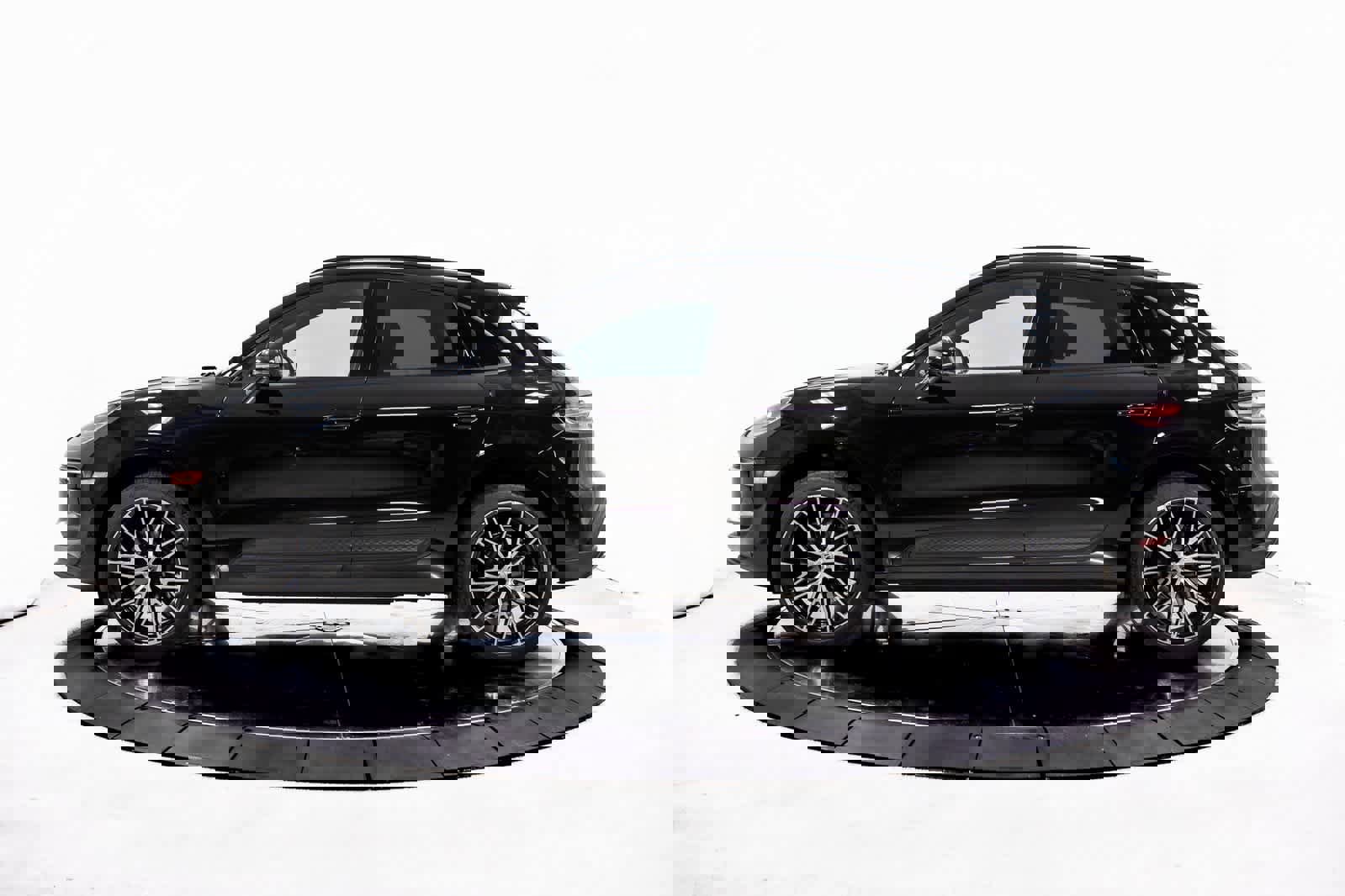 Certified 2025 Porsche Macan image 2