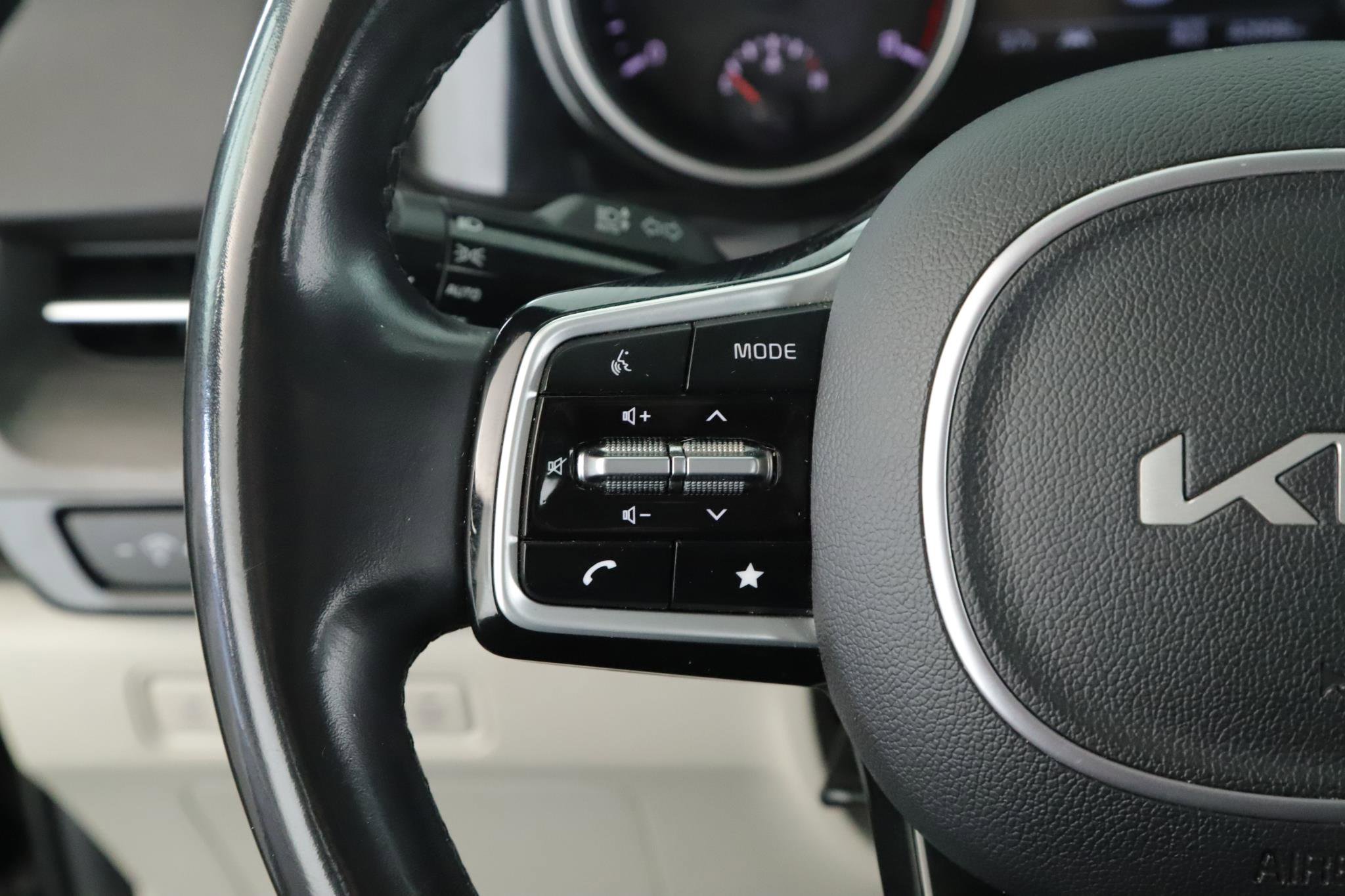 Used 2023 Kia Carnival EX FWD image 10