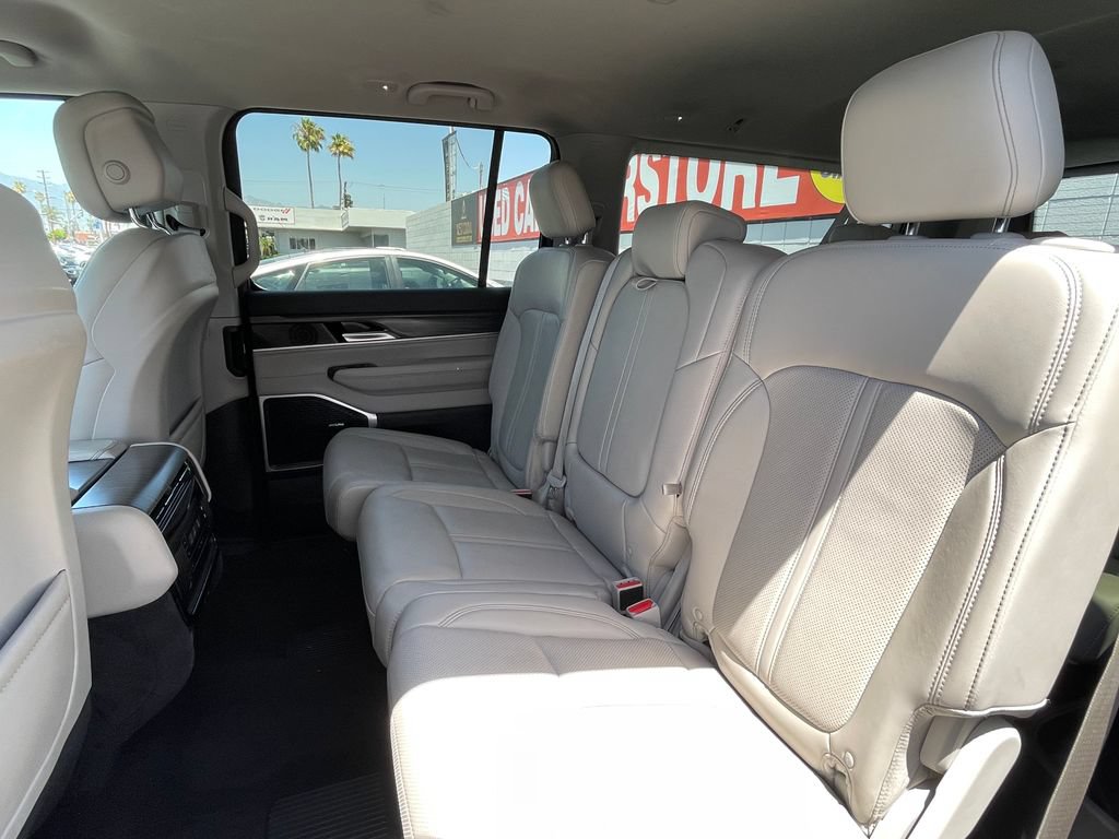 Used 2024 Jeep Wagoneer L Series III w/ Flexible Seating Group AWD/4WD image 14
