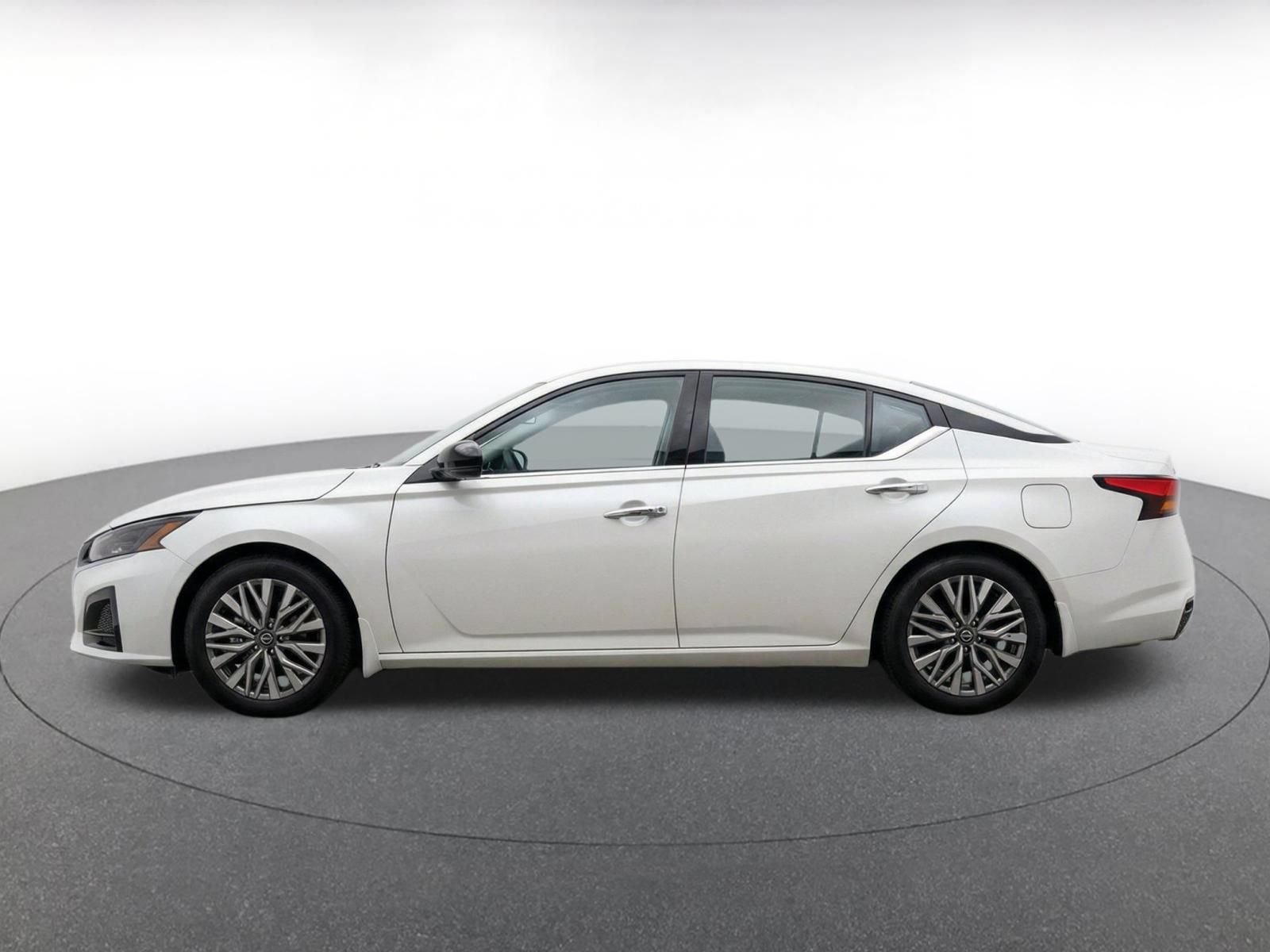 Used 2025 Nissan Altima 2.5 SV FWD image 5