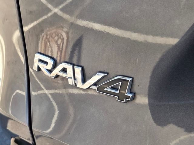 Used 2022 Toyota RAV4 SE image 32