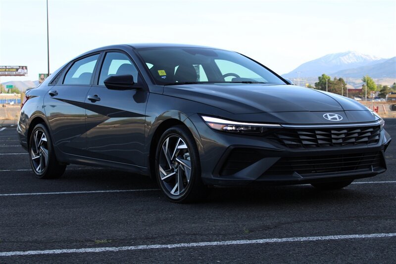 Used 2025 Hyundai Elantra Sport FWD image 4
