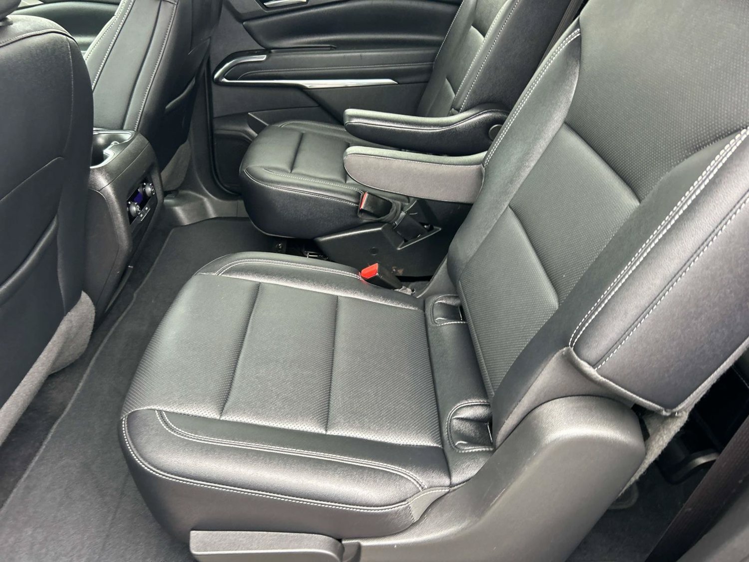 Used 2025 Chevrolet Traverse LT FWD image 23