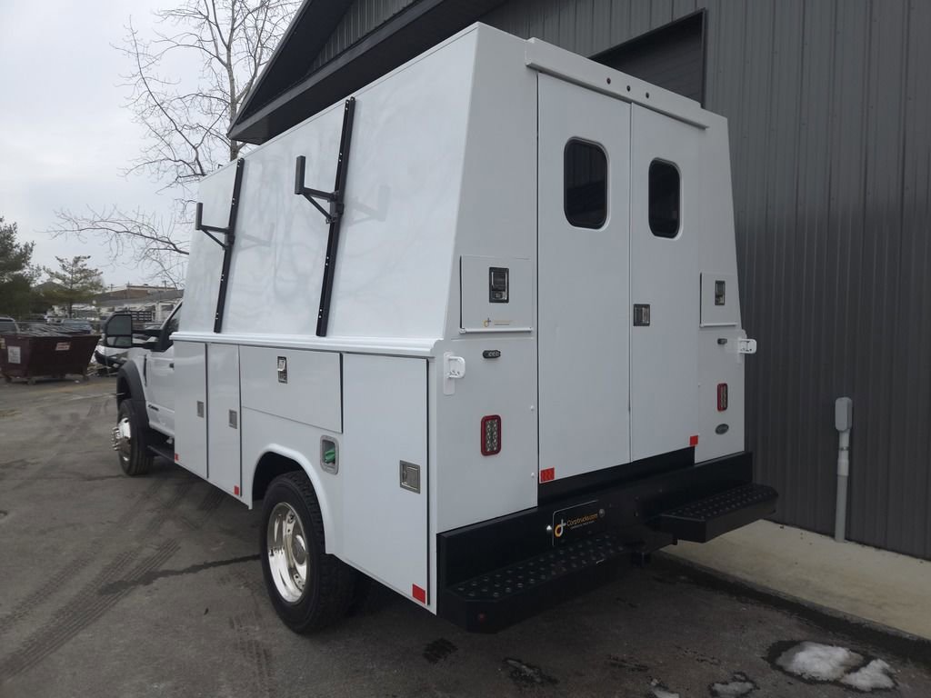 Used 2017 Ford F550 2WD Regular Cab Super Duty image 3