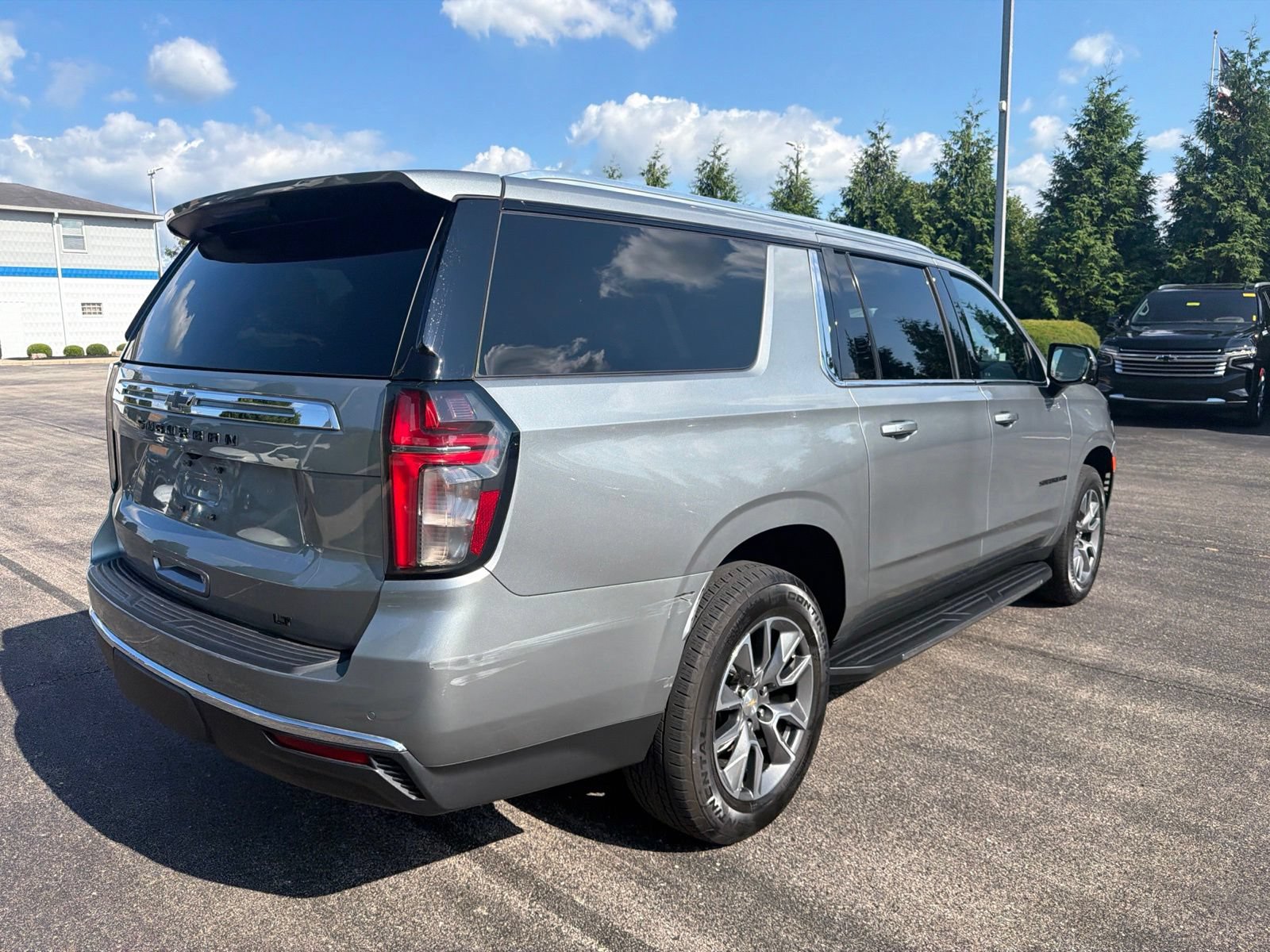 Used 2024 Chevrolet Suburban LT w/ Luxury Package AWD/4WD image 5