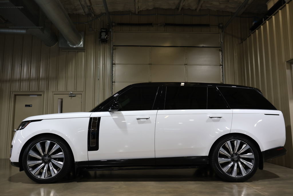 Used 2024 Land Rover Range Rover Long Wheelbase SE image 4