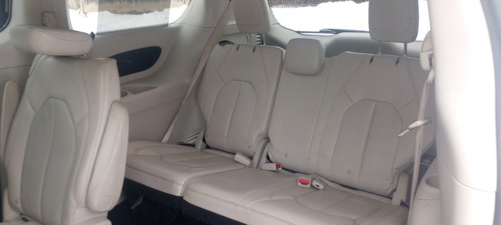 Used 2018 Chrysler Pacifica Touring-L Plus w/ Tire & Wheel Group image 17