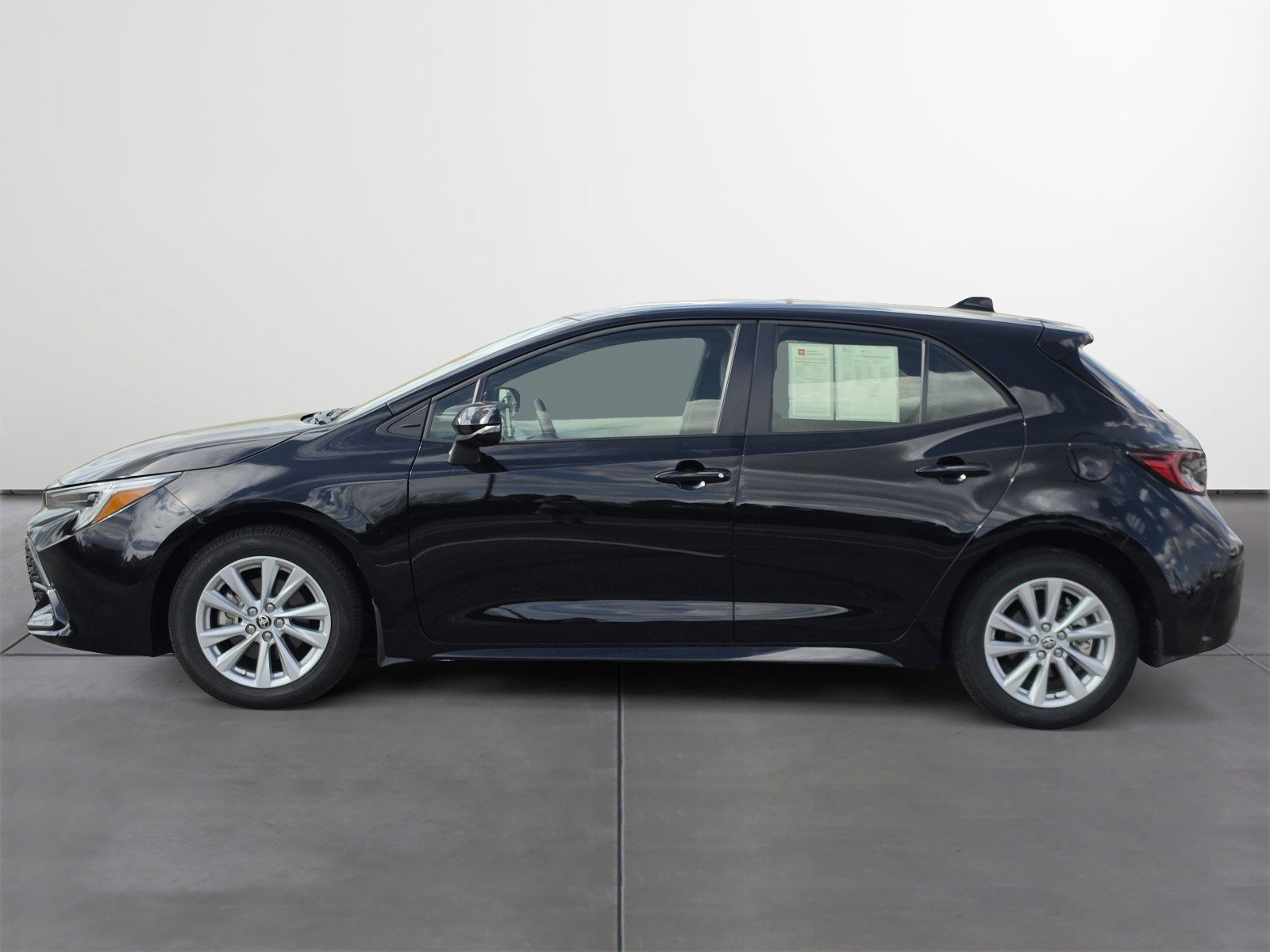 Used 2025 Toyota Corolla SE image 3