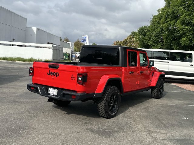 Used 2025 Jeep Gladiator Sport AWD/4WD image 4