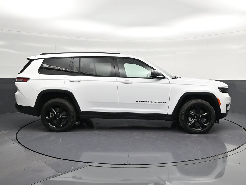 Used 2025 Jeep Grand Cherokee L Limited w/ Black Appearance Package RWD image 4
