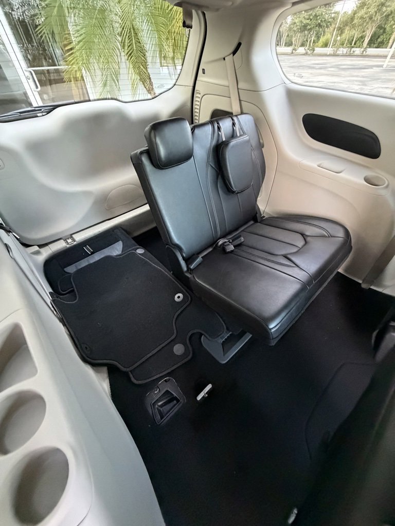 Used 2024 Chrysler Pacifica Touring-L image 30