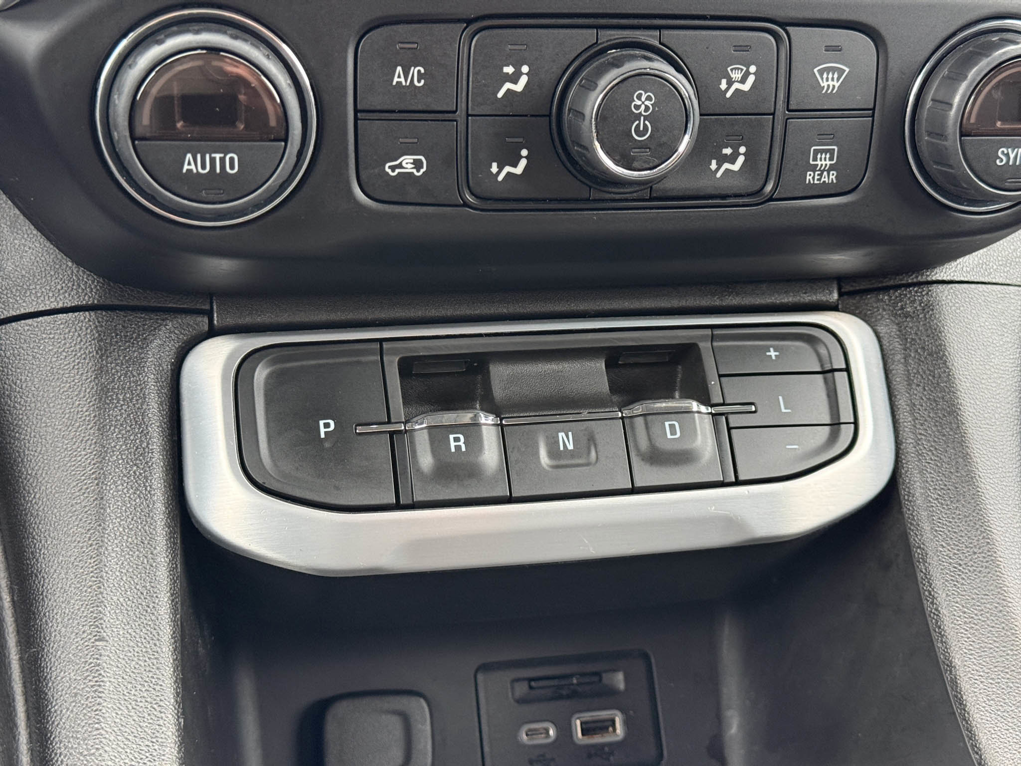 Used 2021 GMC Acadia SLT w/ Elevation Edition image 15