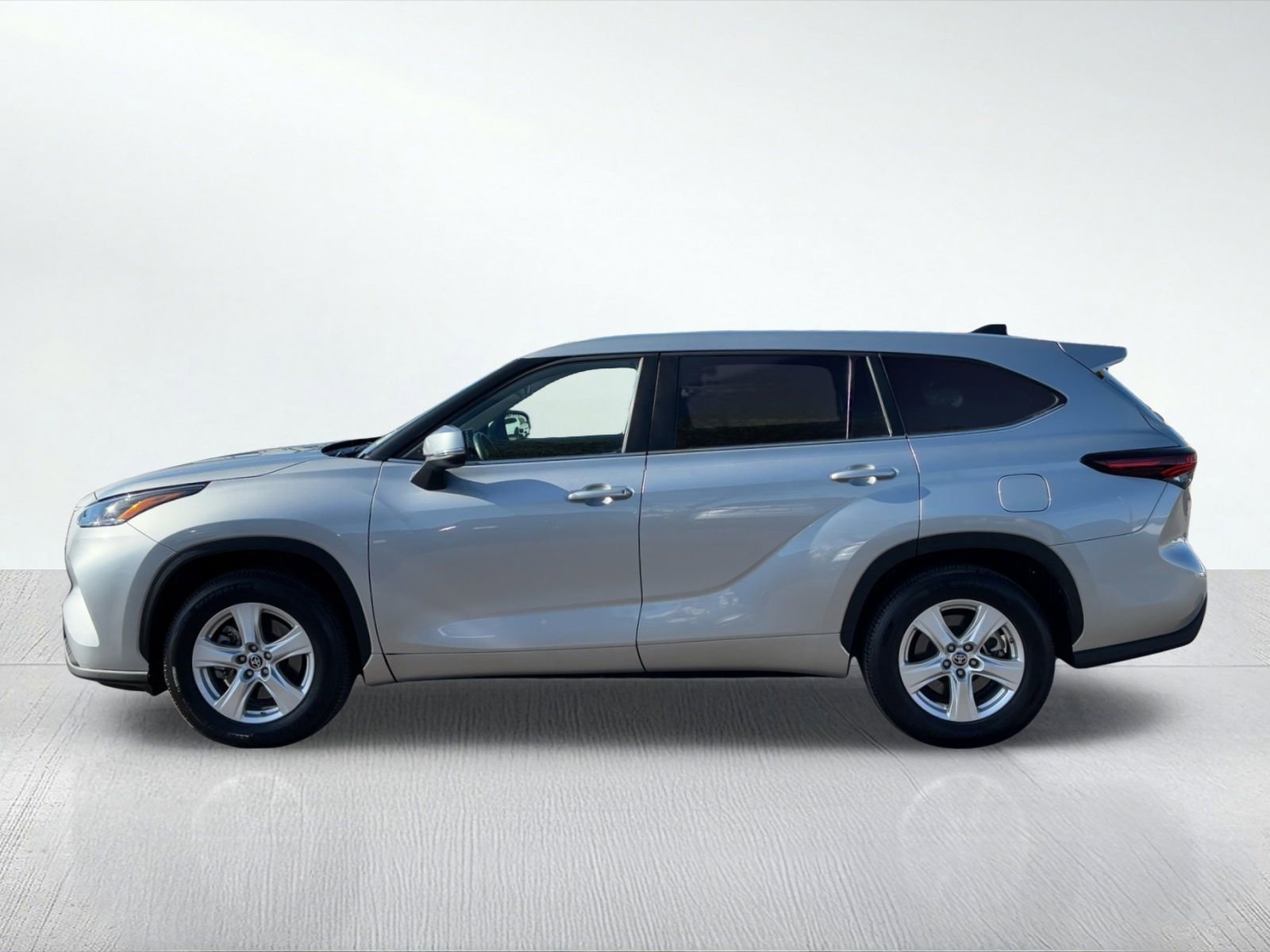 Certified 2025 Toyota Highlander LE image 4