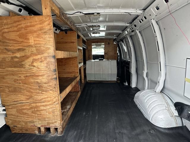 Used 2017 Chevrolet Express 3500 Extended RWD image 4