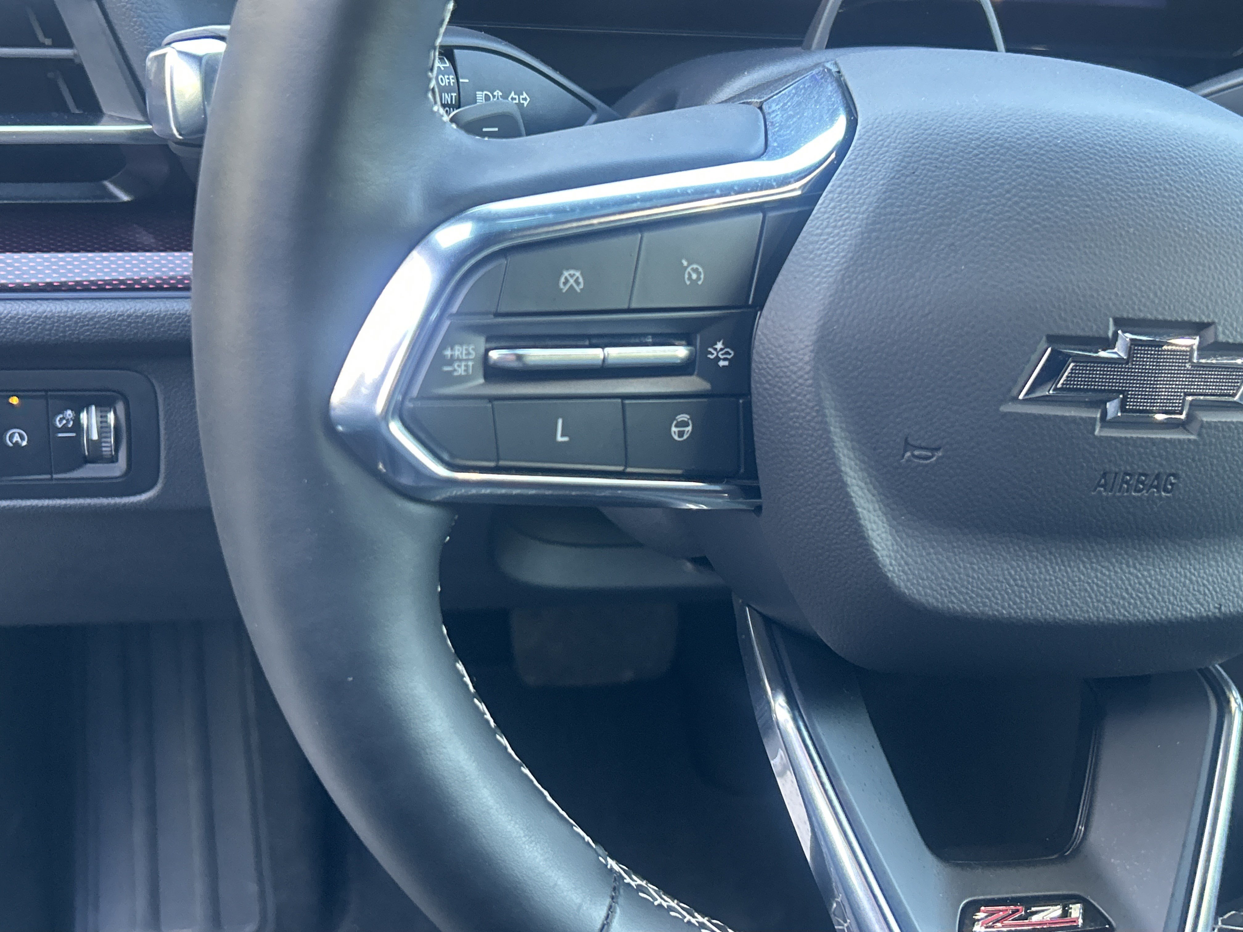Used 2025 Chevrolet Traverse Z71 w/ Enhanced Driving Package AWD/4WD image 19