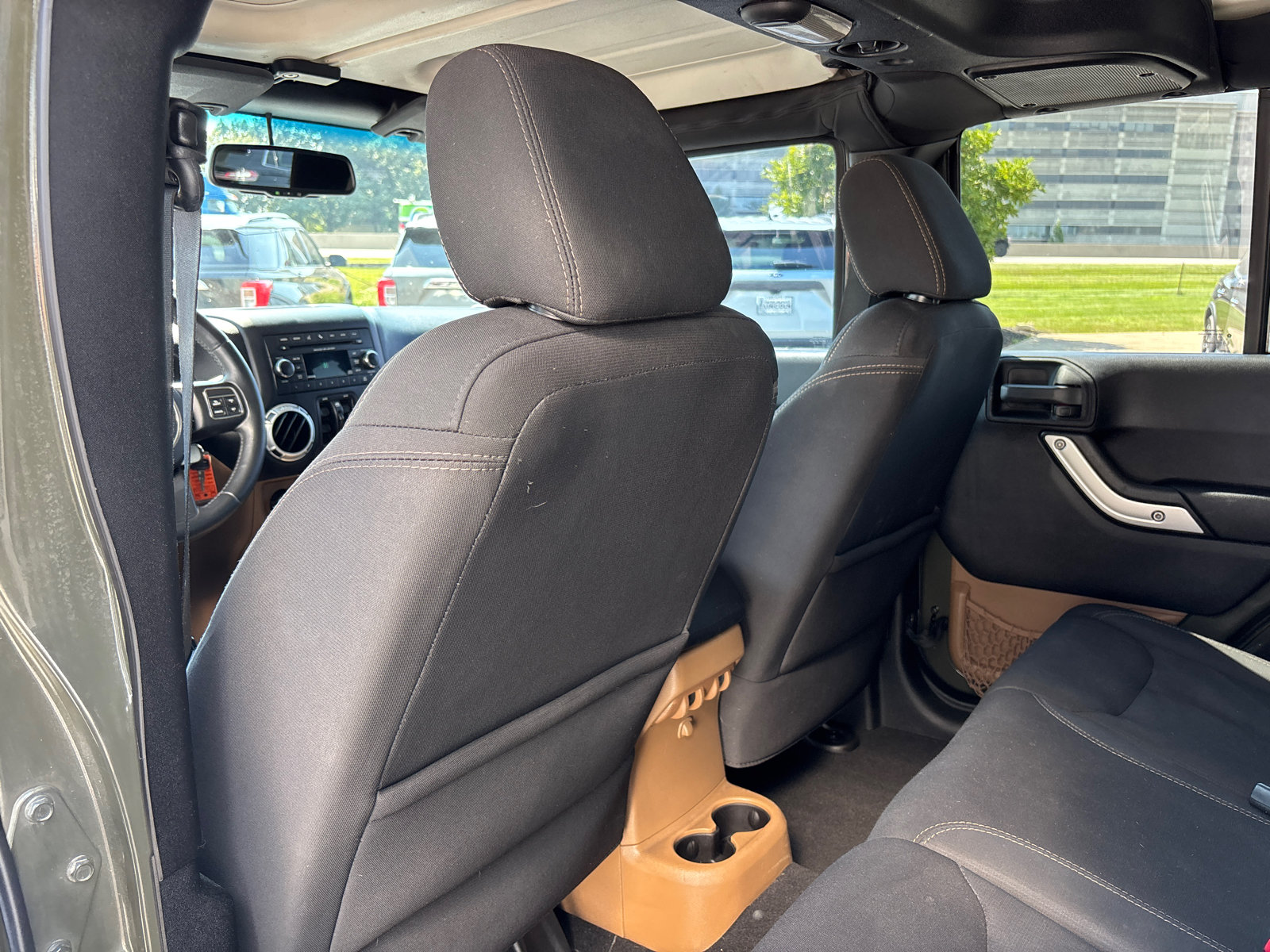 Used 2015 Jeep Wrangler Unlimited Sahara w/ Connectivity Group AWD/4WD image 22
