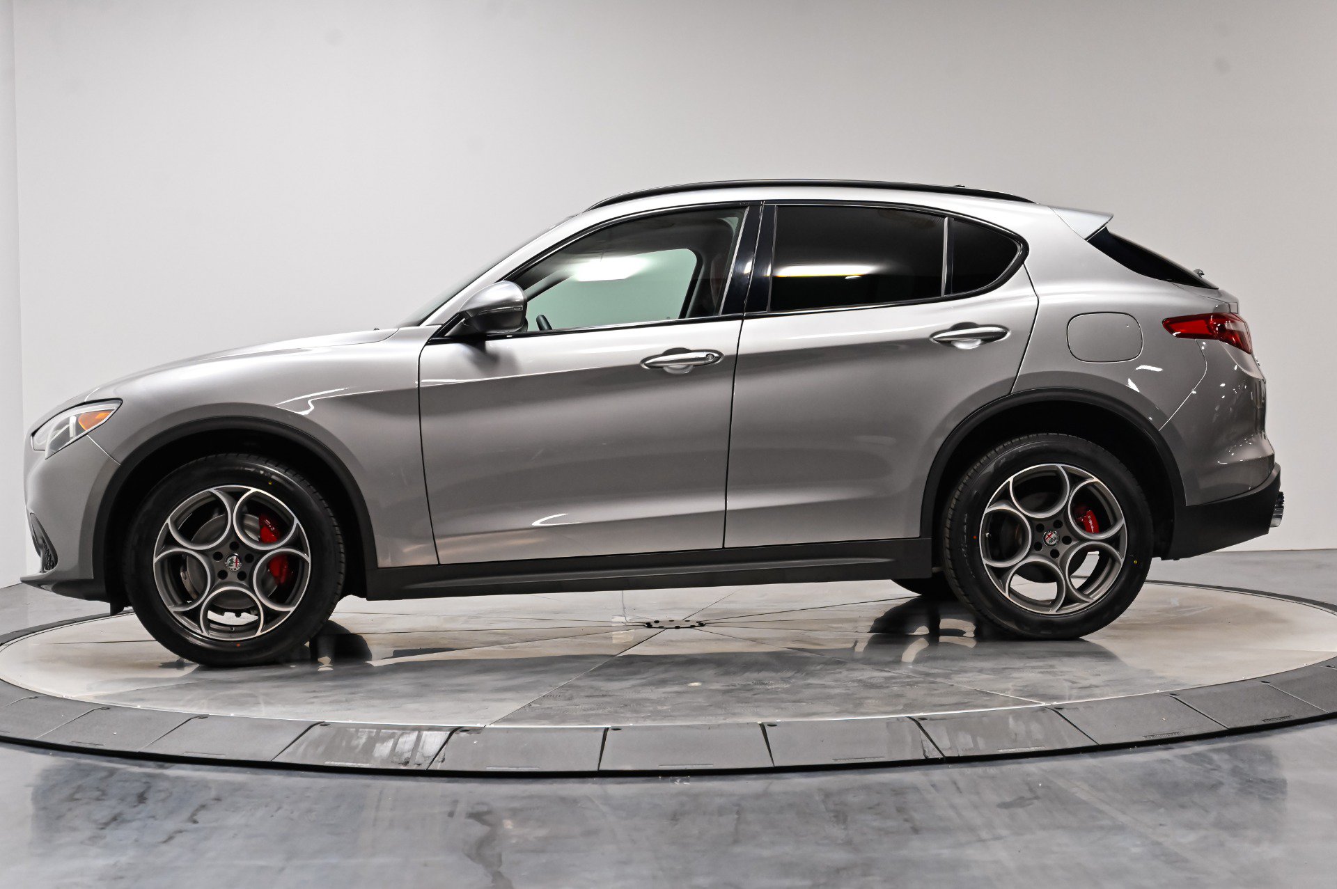Used 2018 Alfa Romeo Stelvio Sport w/ Quick Order Package 22J Sport AWD/4WD image 14