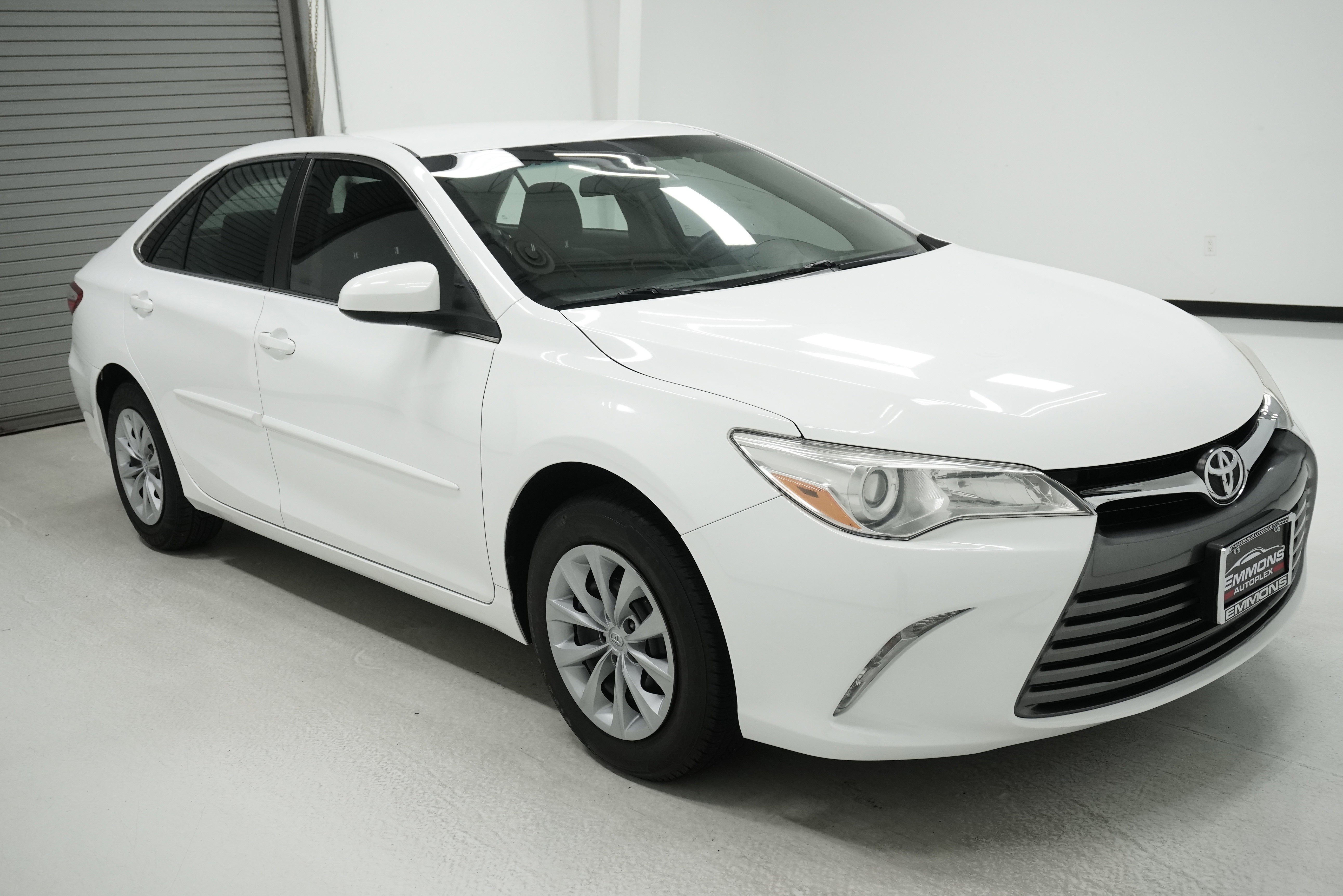 Used 2017 Toyota Camry LE FWD image 3