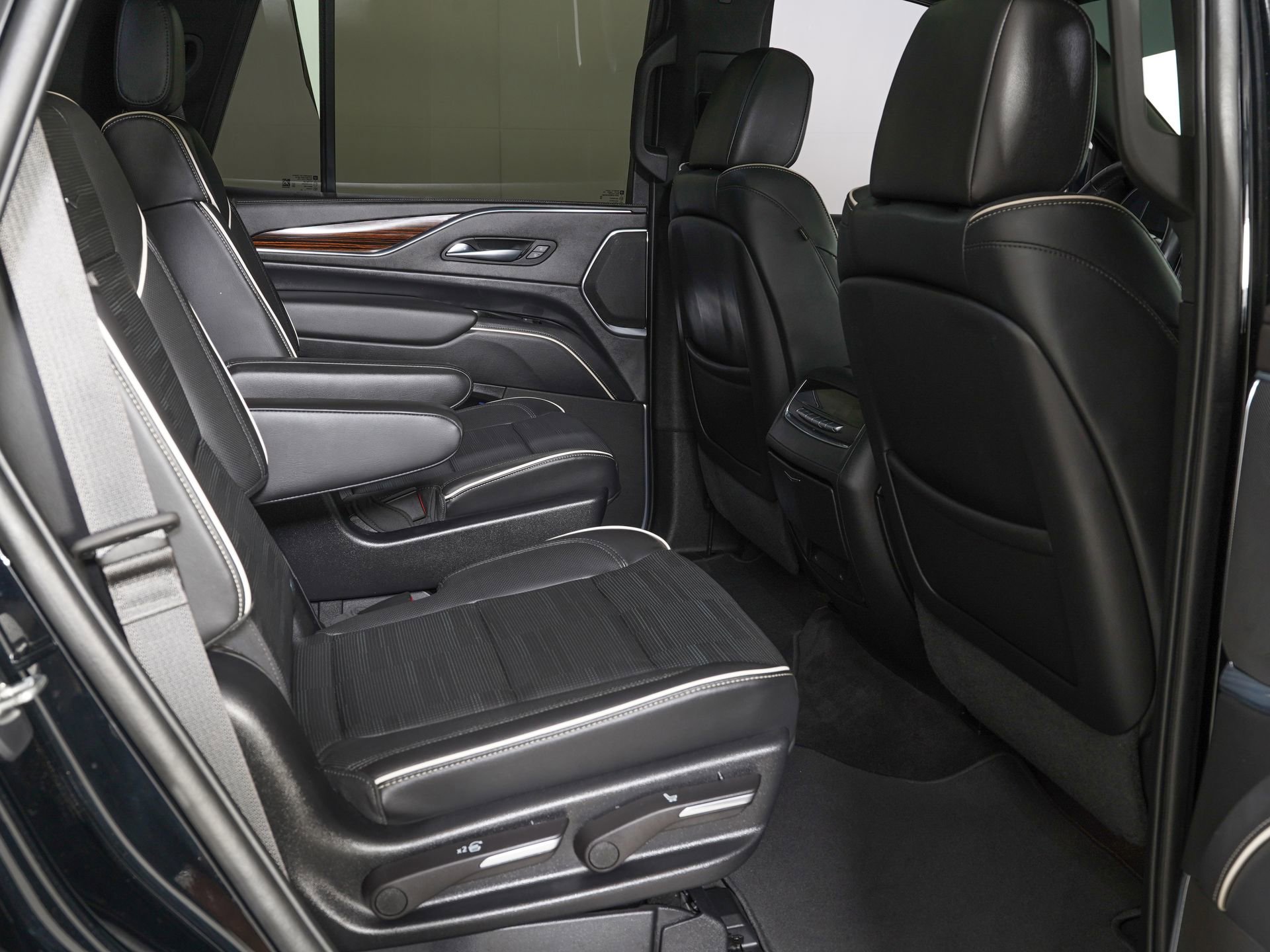 Used 2022 Cadillac Escalade Premium Luxury AWD/4WD image 9