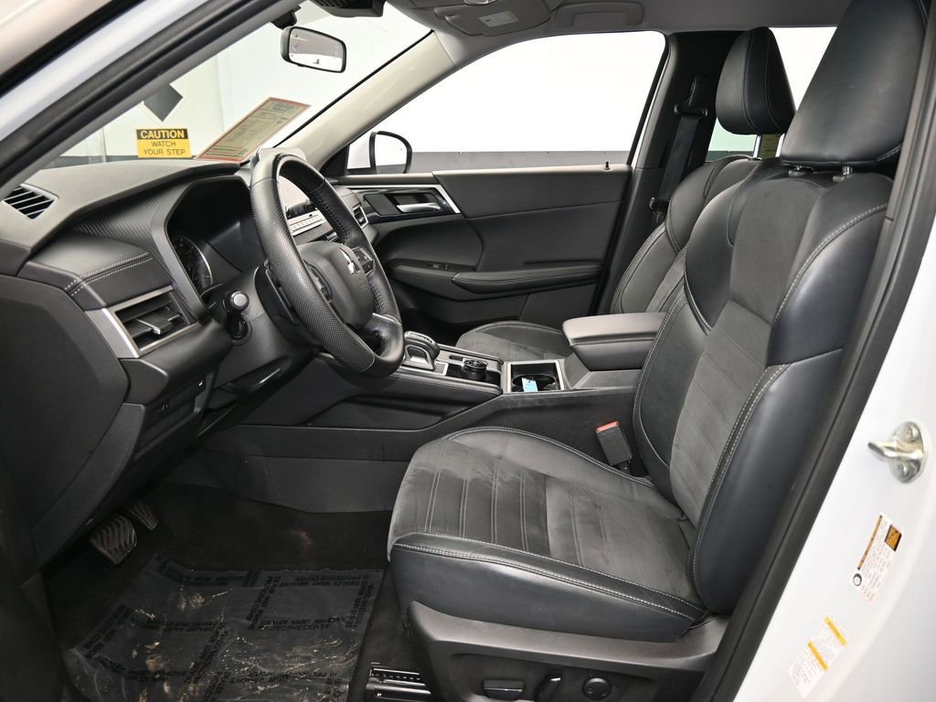 Used 2023 Mitsubishi Outlander SE image 11