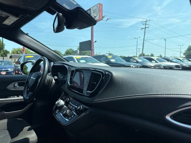 Used 2021 Chrysler Pacifica Touring w/ S Appearance Package FWD image 21