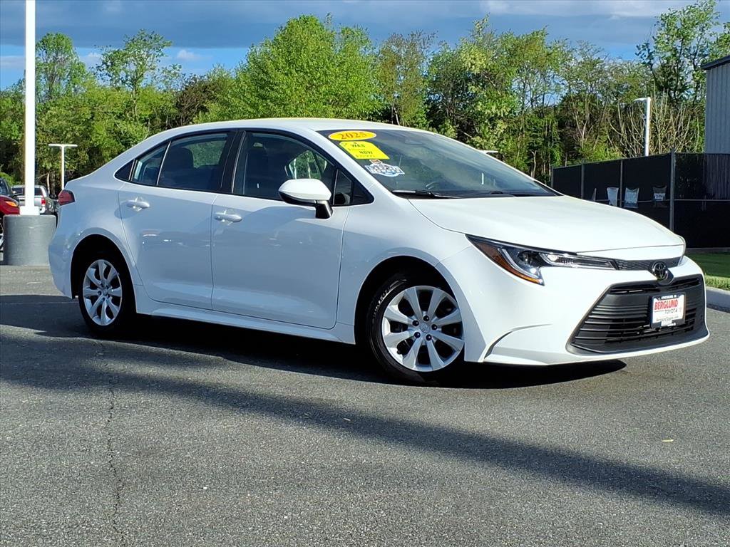 Used 2025 Toyota Corolla LE image 2