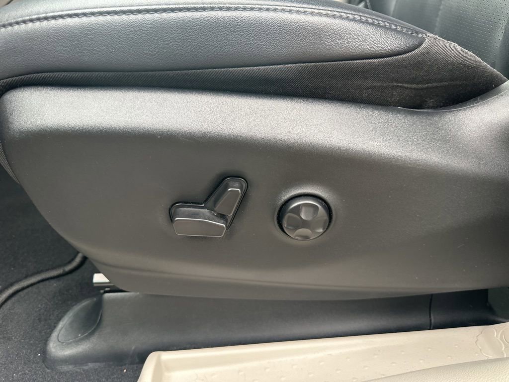 Used 2024 Chrysler Pacifica Touring-L image 12