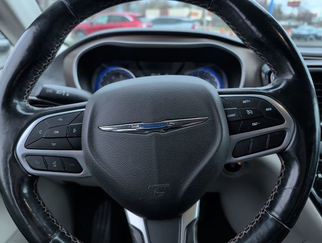 Used 2019 Chrysler Pacifica Touring-L image 19