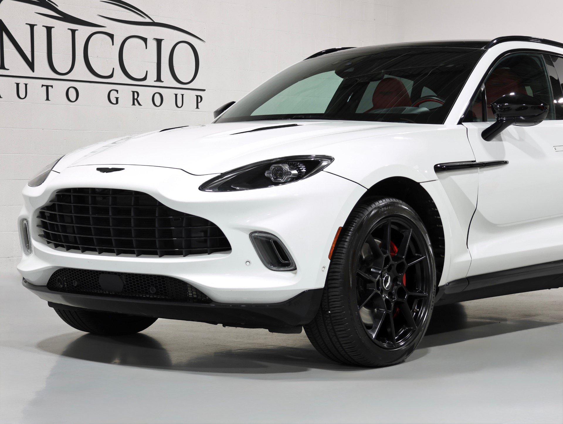 Used 2021 Aston Martin DBX AWD/4WD image 9