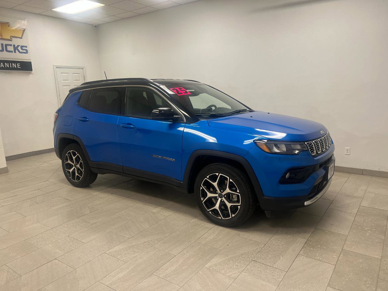 Used 2025 Jeep Compass Limited AWD/4WD image 2