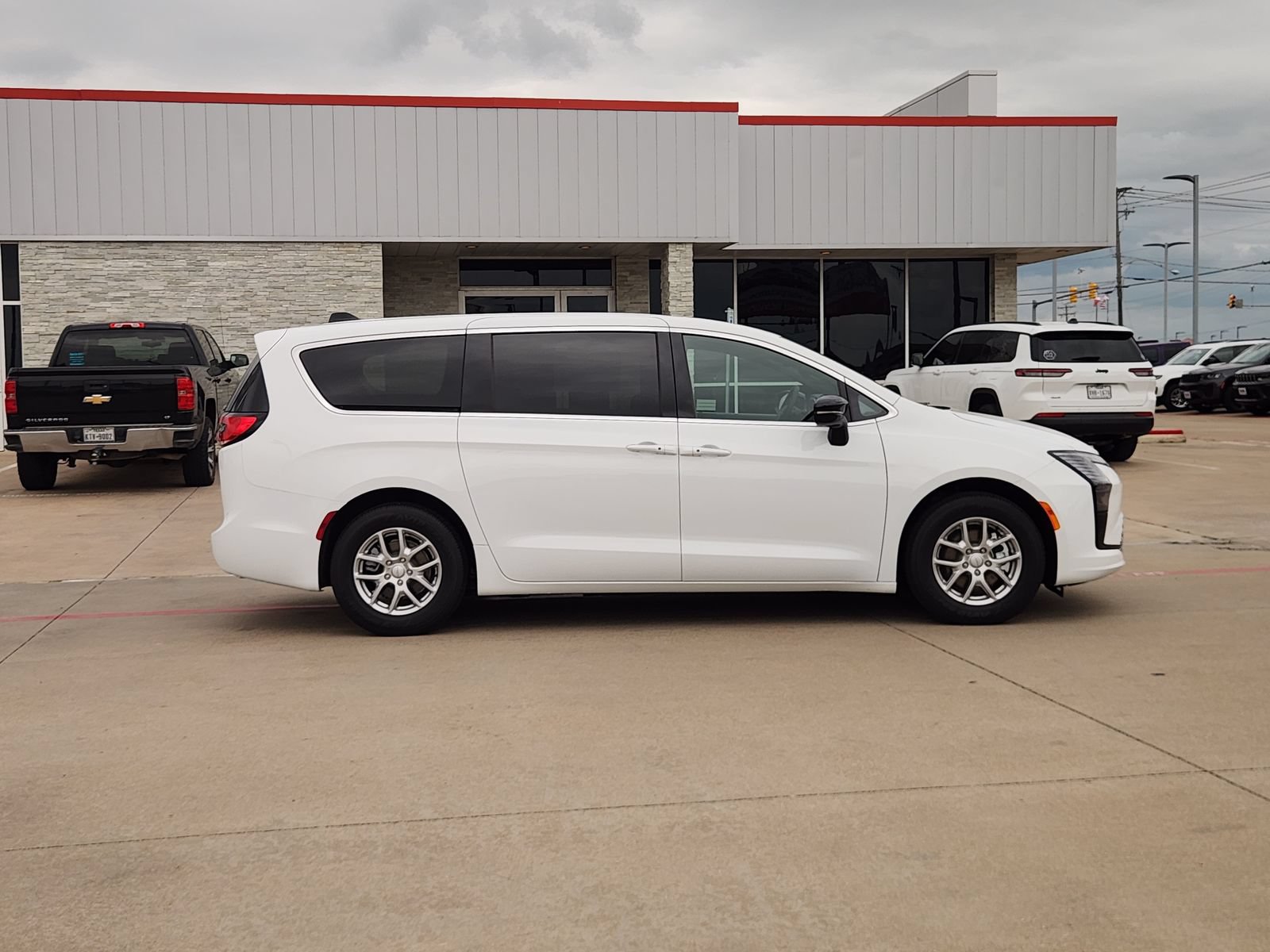 New 2027 Chrysler Pacifica Select FWD image 7