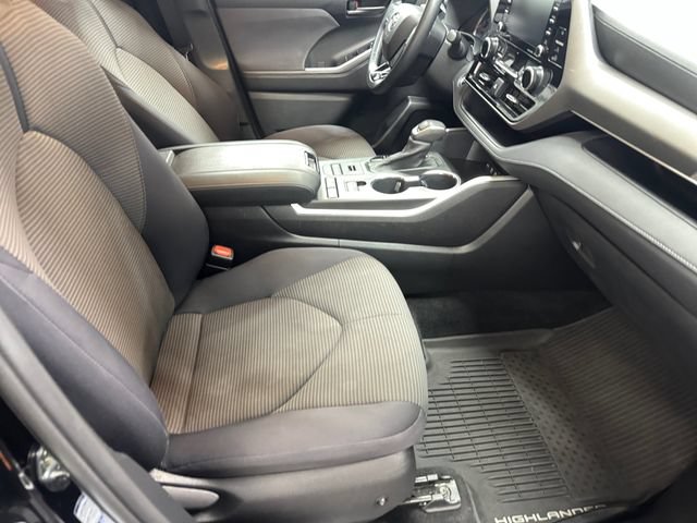 Used 2020 Toyota Highlander LE AWD/4WD image 4