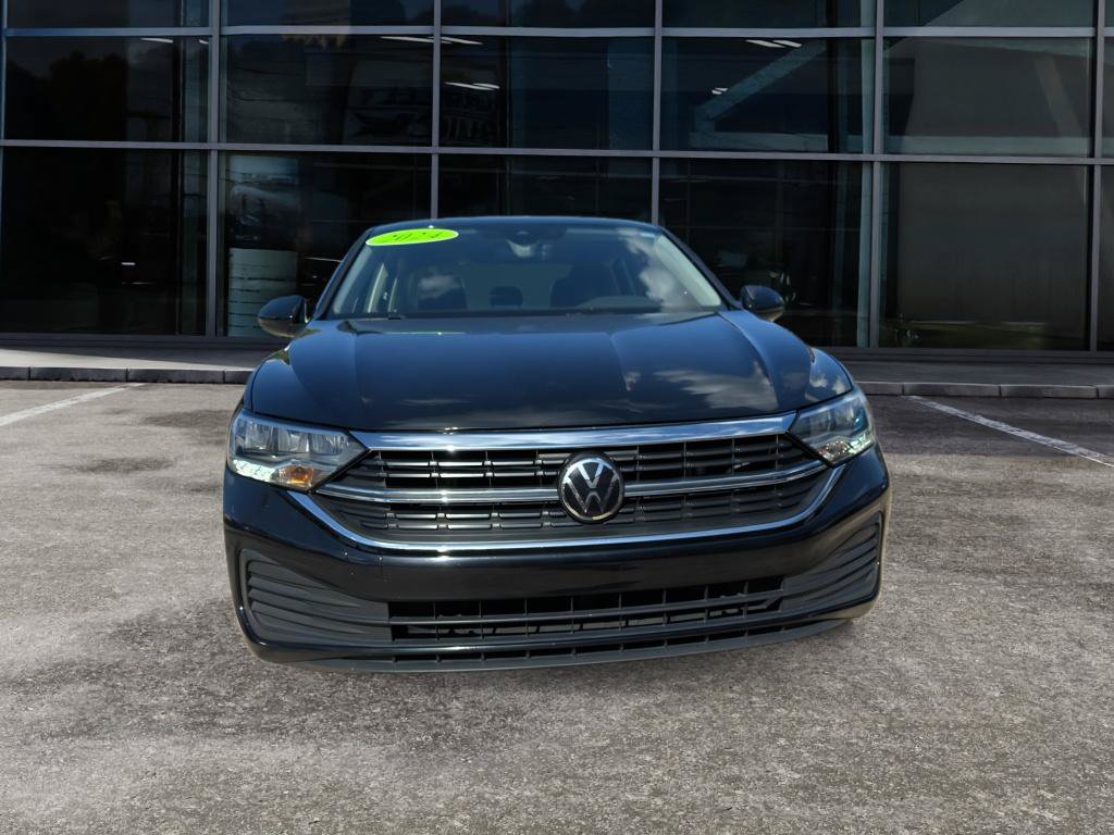 Used 2024 Volkswagen Jetta SE FWD image 2