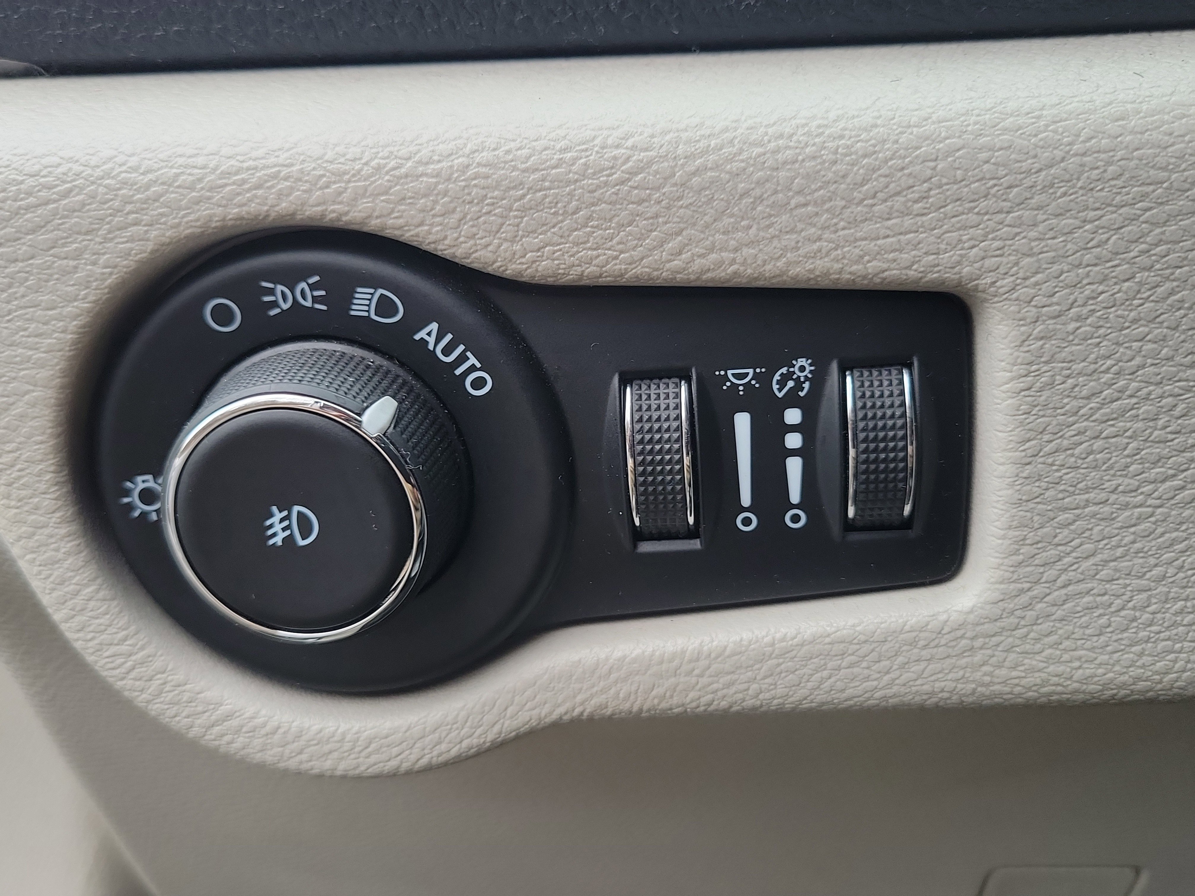 Used 2022 Chrysler Pacifica Limited w/ Uconnect Theater Family Group image 17