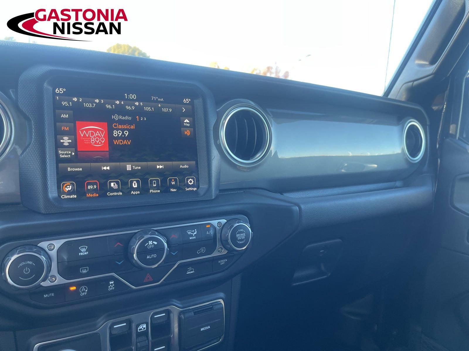 Used 2023 Jeep Wrangler Sahara image 34