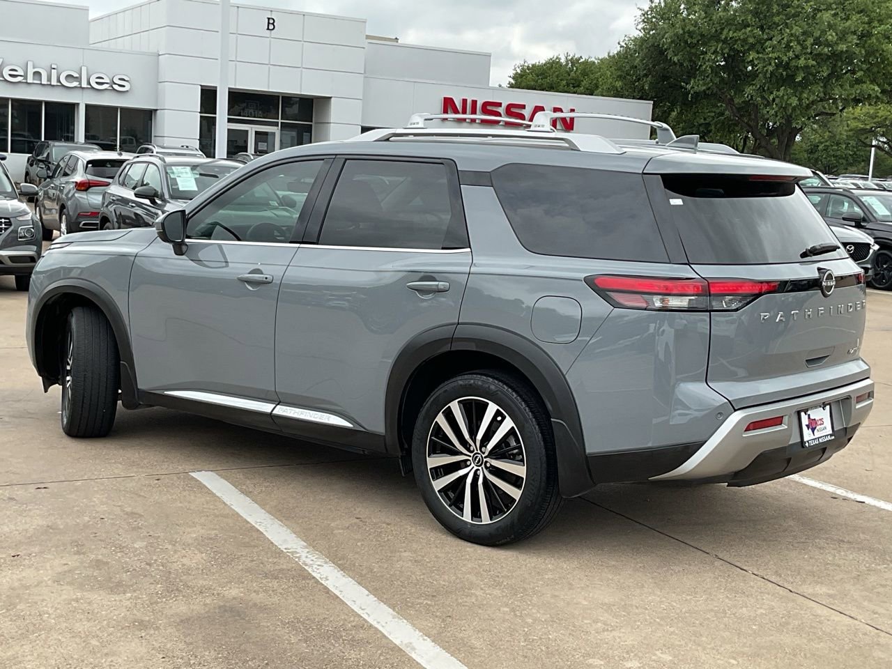Used 2024 Nissan Pathfinder Platinum image 7